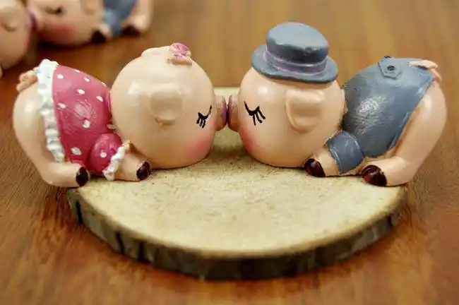 供应i1613 小号亲嘴猪,情侣对对猪,爱情赠品礼品树脂卡通工艺品