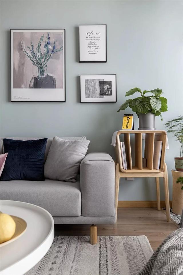 沙发背景墙上,用白色石膏线做了些方框装饰,增加了室内层次感.