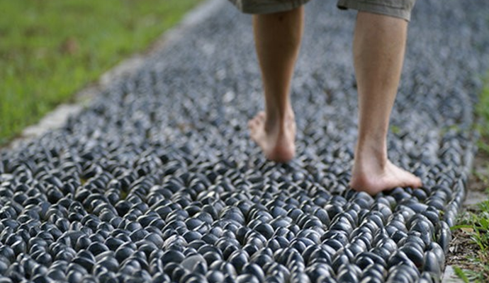 常走在鹅卵石上,可以刺激到脚底的穴位,帮助人们活络精血.