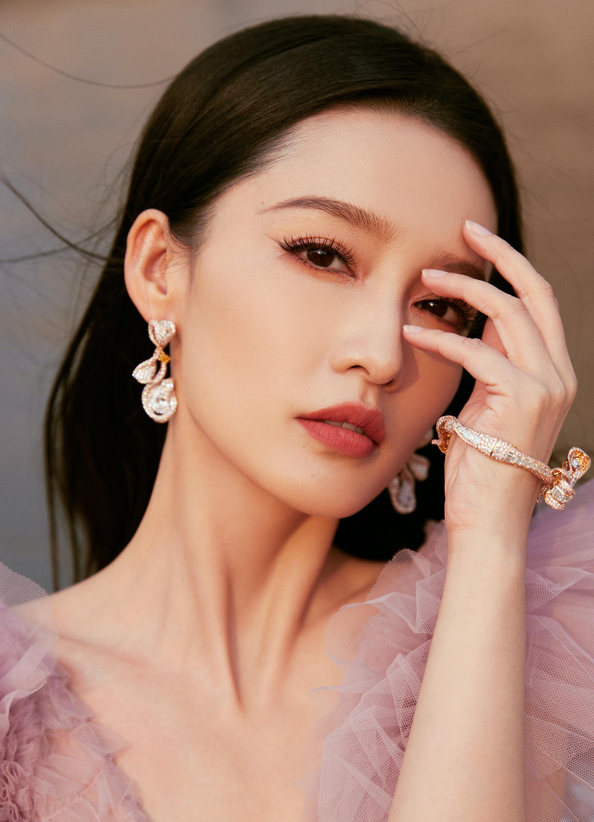 李沁:如紫罗兰般的粉紫纱裙 李沁身着粉紫色纱裙,如同一朵盛开的