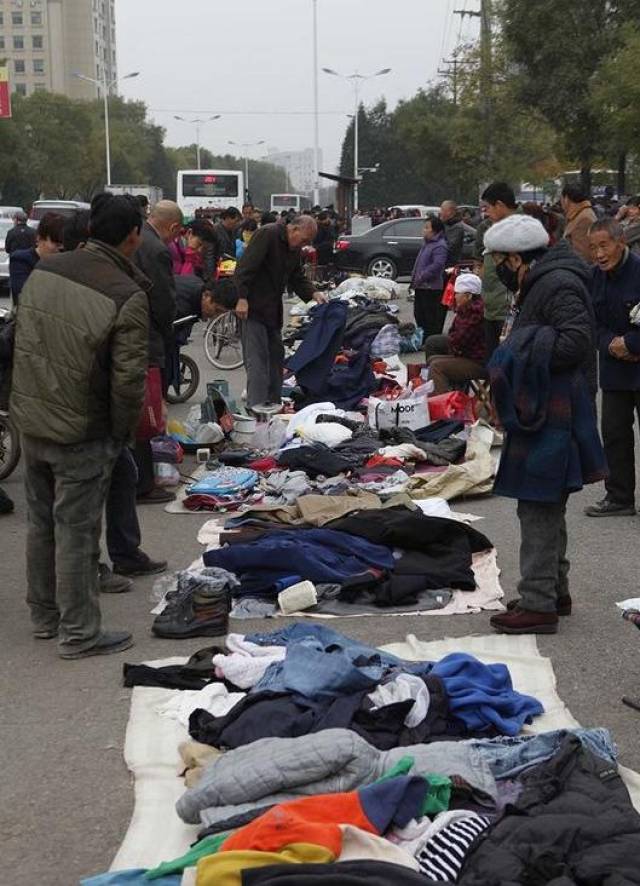 在农村有一种赶集叫做「破烂会」这里的衣服按斤卖,一斤5块钱
