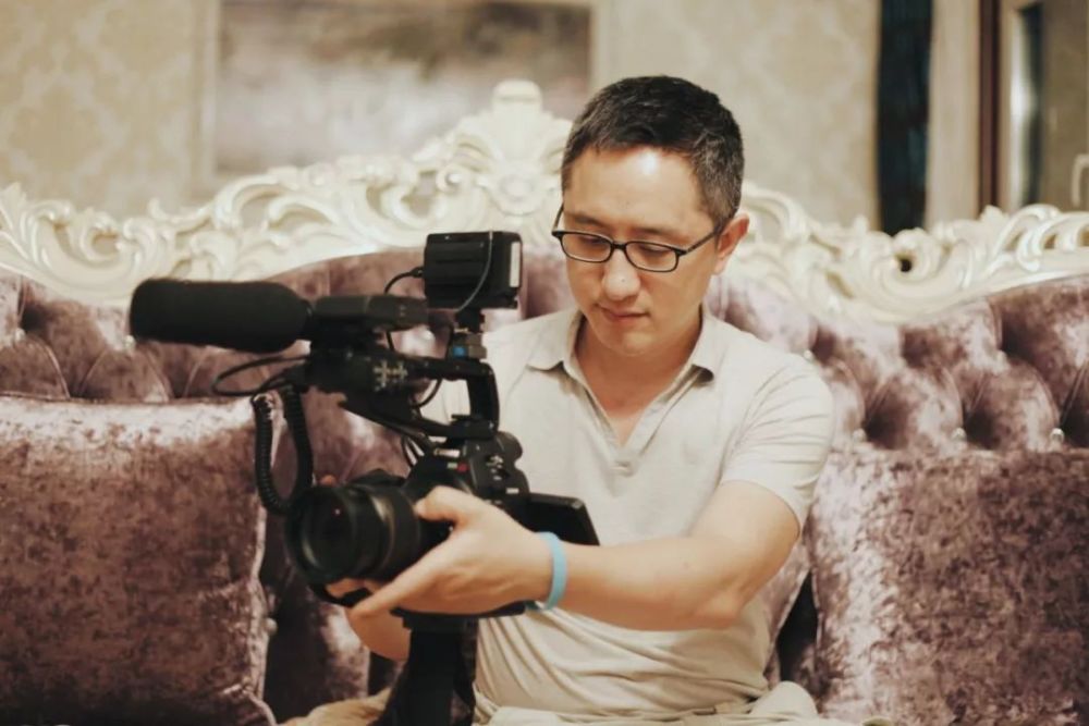 这是纪录片《虚你人生》导演吴皓,跟拍两年的网络直播平台中的世界.