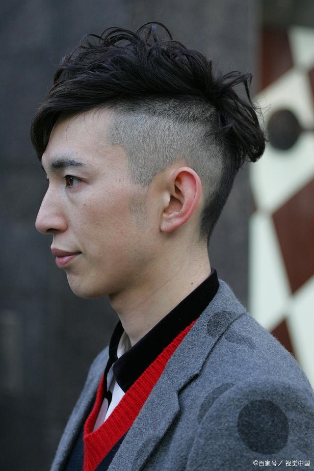 其中,飞机头是一种非常受年轻人欢迎的发型,它的特点是头顶的头发向上