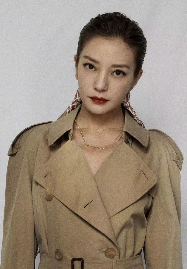 赵薇终于扎上长发马尾,没有刘海更显气质,美得焕然一新!