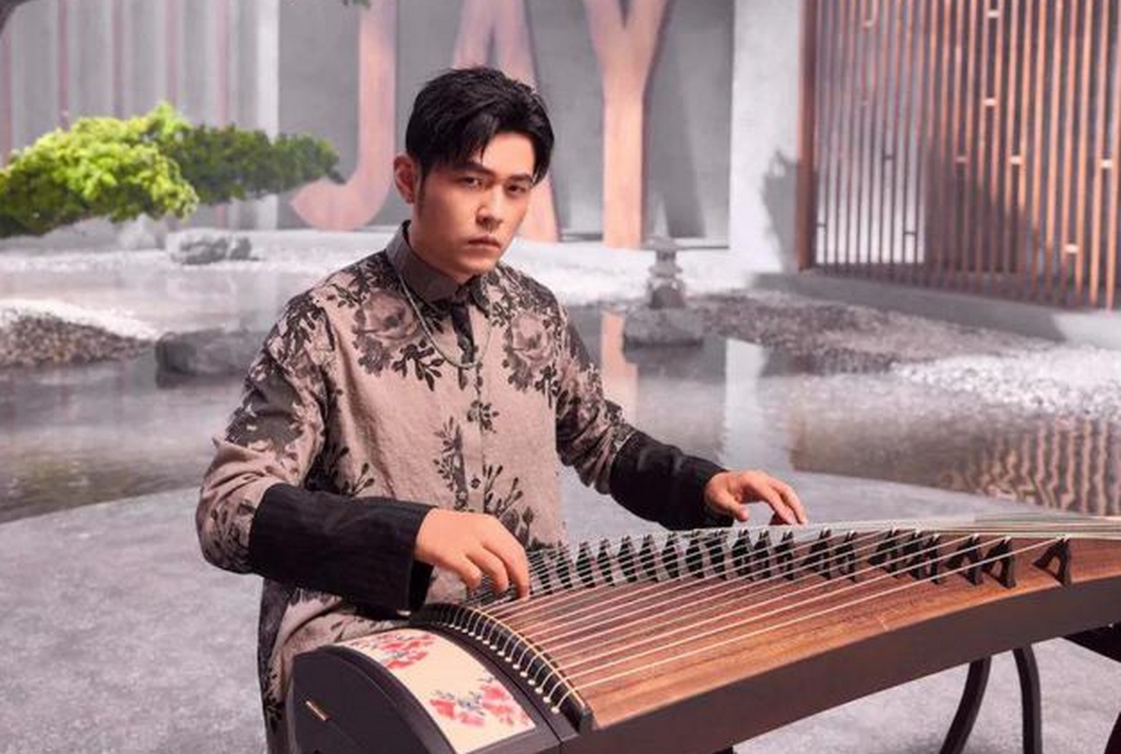 当周杰伦轻抚古筝弦,华流魅力瞬间绽放