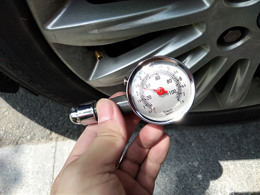 安装前传感器前需先对四个轮胎胎压进行测量和补足,我的轮胎正常冷胎