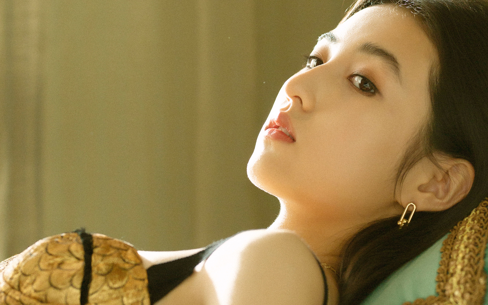 张子枫清秀甜美写真桌面壁纸