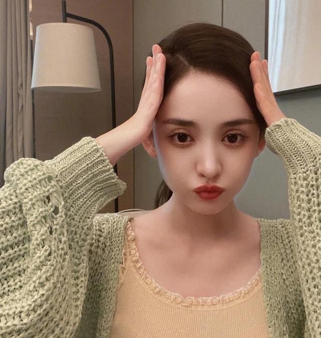 古力娜扎晒出素颜自拍照