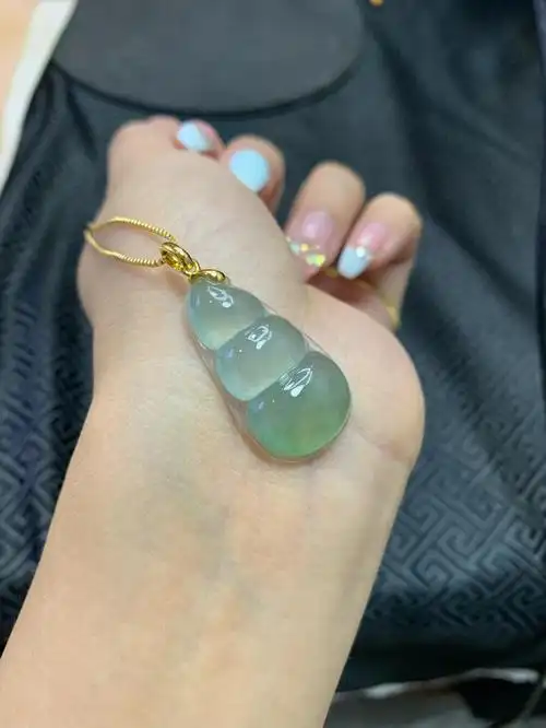 冰冰胖嘟嘟翡翠豆子吊坠