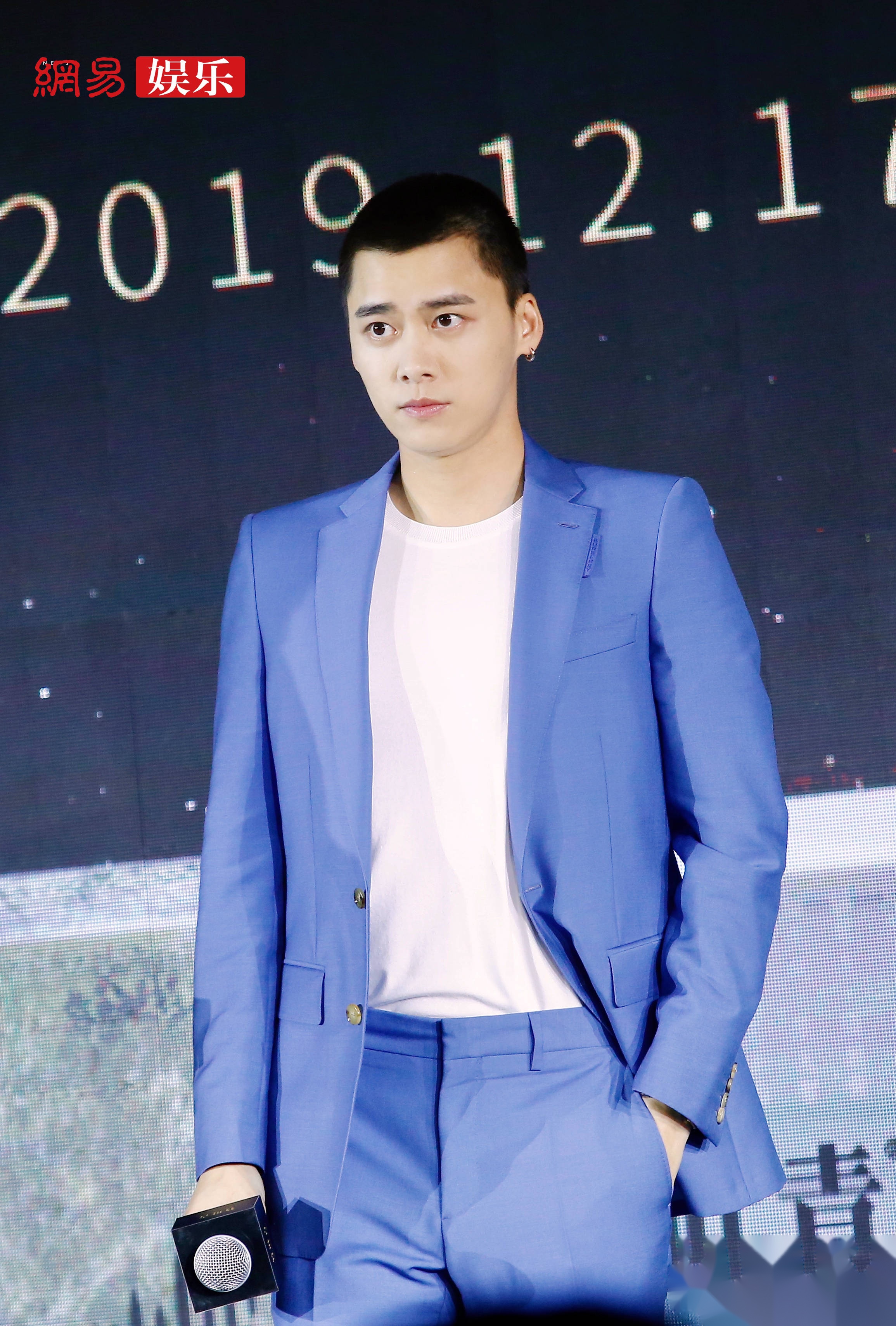 李易峰身穿天蓝色西装出席绿茶代言活动,清爽干净,这个绿茶代言人也太