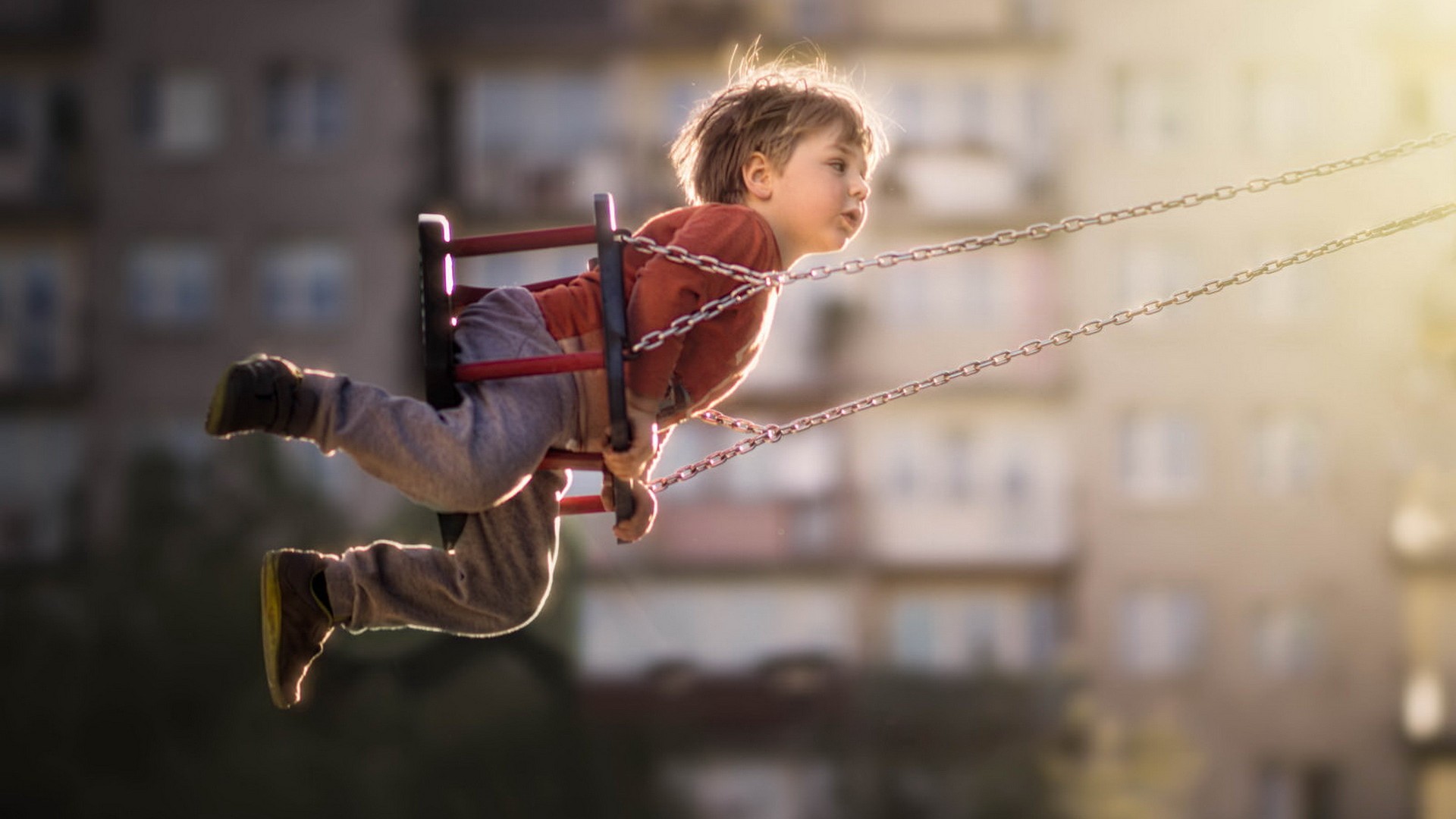 可爱萌娃宝贝荡秋千高清电脑壁纸