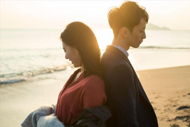 男人彻底离不开一个女人时,会有3个"失控表现"