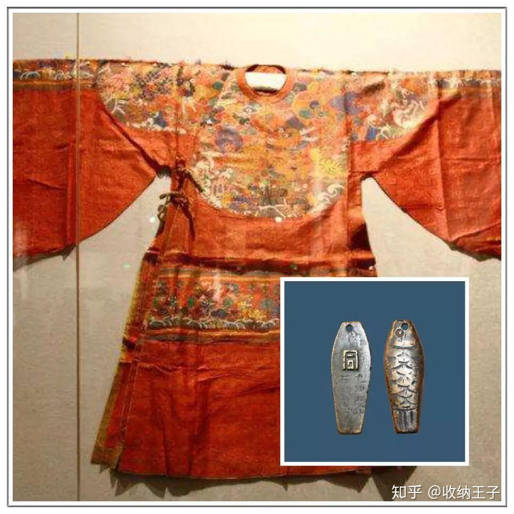 唐代规定是三品以上官员穿紫衣配金鱼袋,五品以上官员穿绯衣配银鱼袋