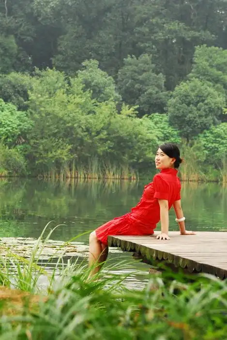 《美女加美景好靓丽啊!》,摄于杭州新西湖.
