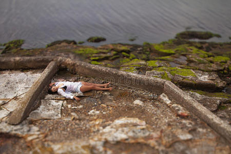 死去的美女图片