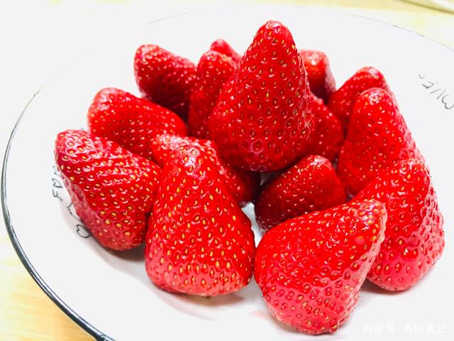 清洗草莓不能只用清水,送你清洗草莓小妙招,多脏都不怕放心吃