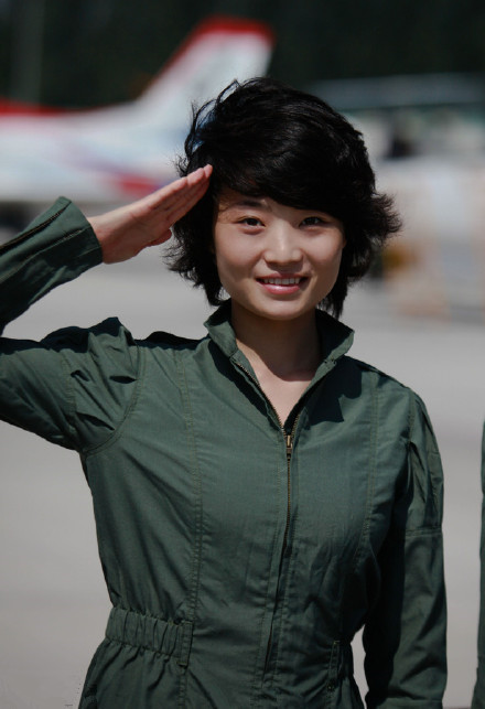 中国首位歼10女飞行员余旭图片
