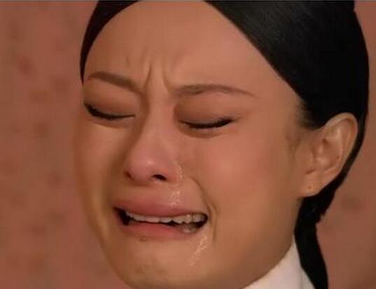 女子流泪怒斥黄牛续医院已为其安排医生诊治