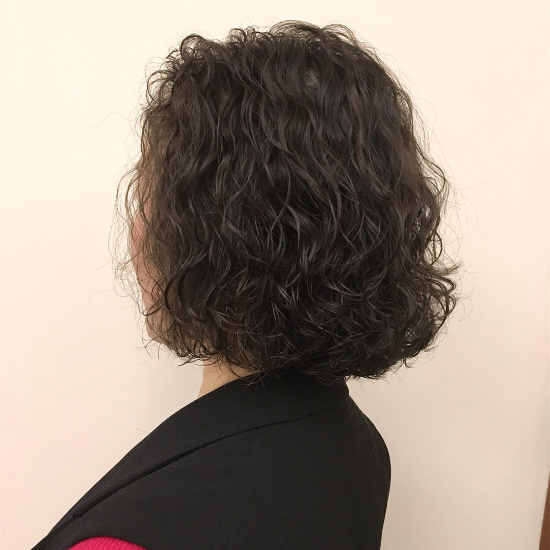 女人过了50岁后别乱烫发今年流行成熟复古风烫发减龄又显气质