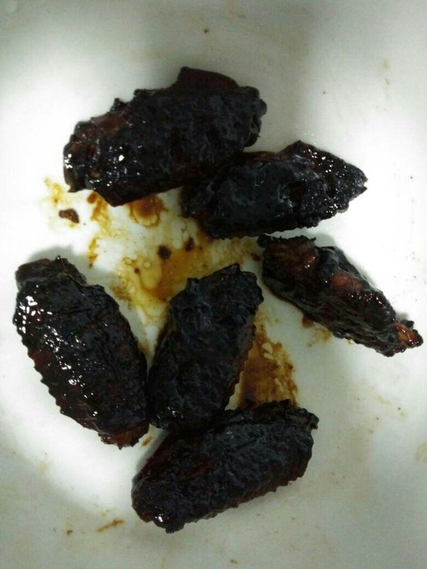 可乐鸡翅表面糊了还能吃吗不过里面的肉一点儿也没糊