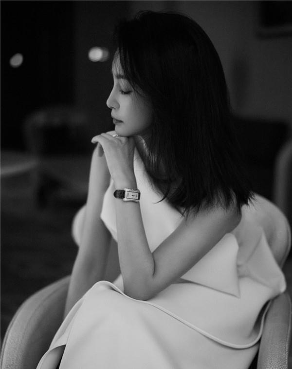 原创李冰冰用黑发红唇侧脸杀照征服了观众47岁的她风采依旧