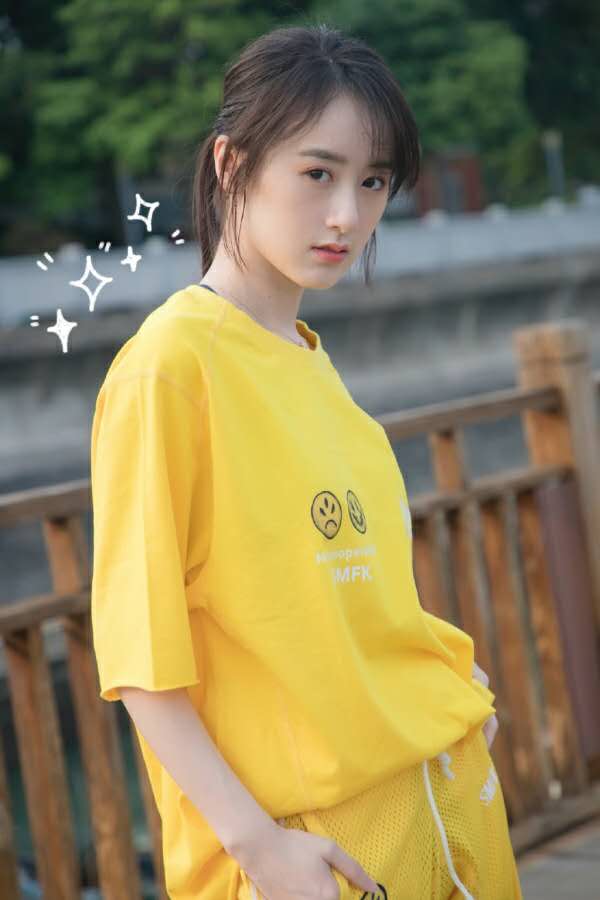 名门泽佳《老九门》中她是张艺兴老婆,今穿黄色t恤配网眼裤,元气十足
