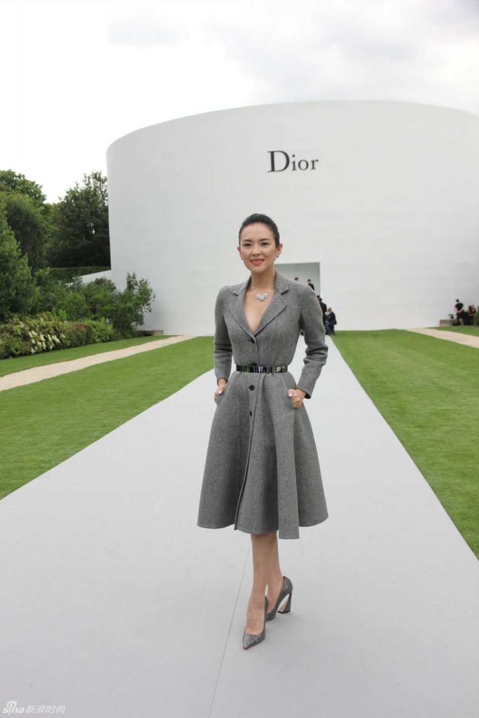 巴黎当地时间7月7日,国际影星章子怡身穿灰色大衣优雅亮相dior2014