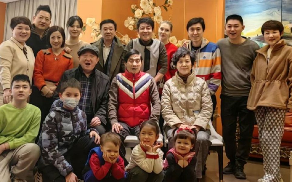 撒贝宁全家福曝光!爸爸和妹妹及龙凤胎出镜,祖孙三代共用一张脸