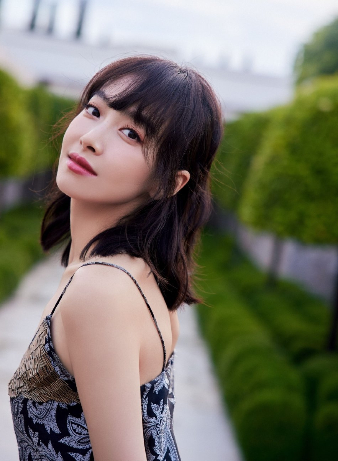 宋茜齐刘海深v写真,身材有点不忍直视,太瘦了没有看点!