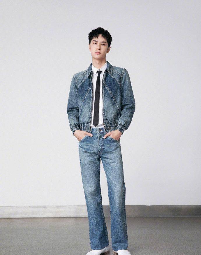 王一博身穿短袖衬衫配休闲裤活力帅气,而牛仔套装 领带复古时尚_风格