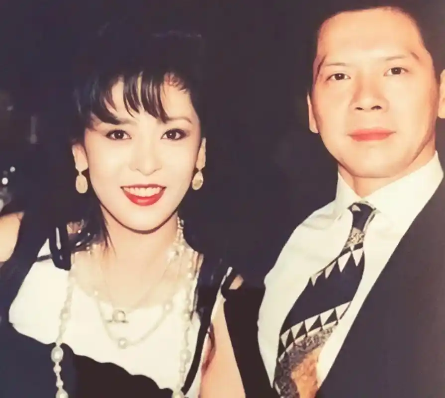 陈岚年轻时的颜值不输当红女星,后来因意外发胖,向华强却对她不离不弃