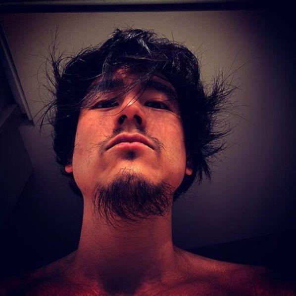 彭于晏以往多以肌肉结实,阳光清爽的形象示人,此次造型难得颓废野性