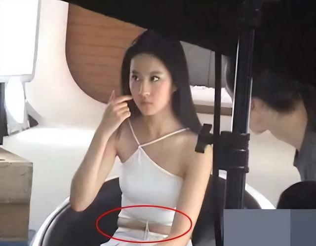 看看刘亦菲的粗腿,杨幂的双下巴,热巴的满脸痘吧|刘亦菲|迪丽热巴