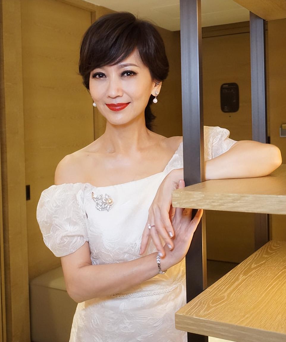 回顾叶童和赵雅芝:一个头发花白无惧年龄,一个强凹人设不再优雅