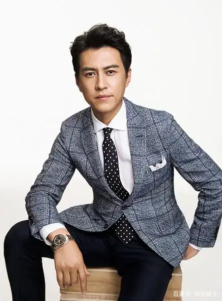 靳东半身全身照,身材修长有型