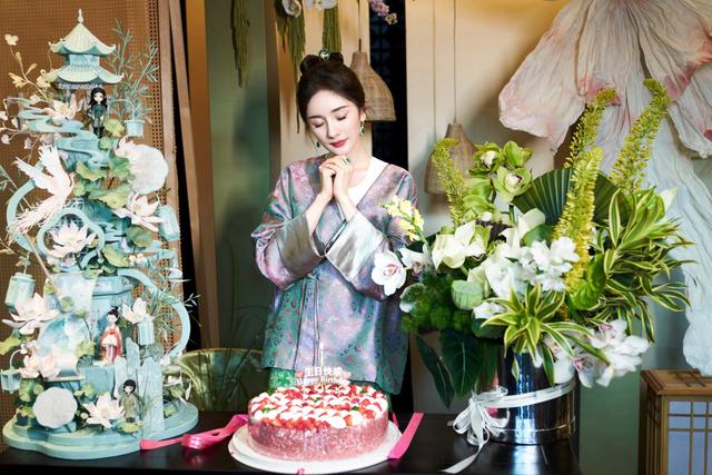杨幂,一位备受瞩目的女演员,在她的生日派对上,以华丽绸缎衫和优雅