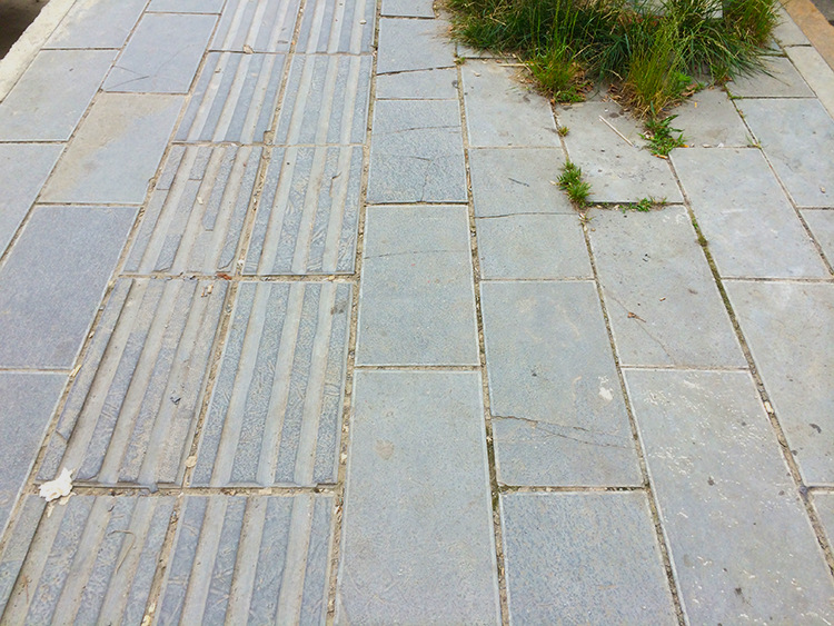 大量批发青石板地面30厚剁斧面台阶汀步石火山石板材冰裂纹铺.