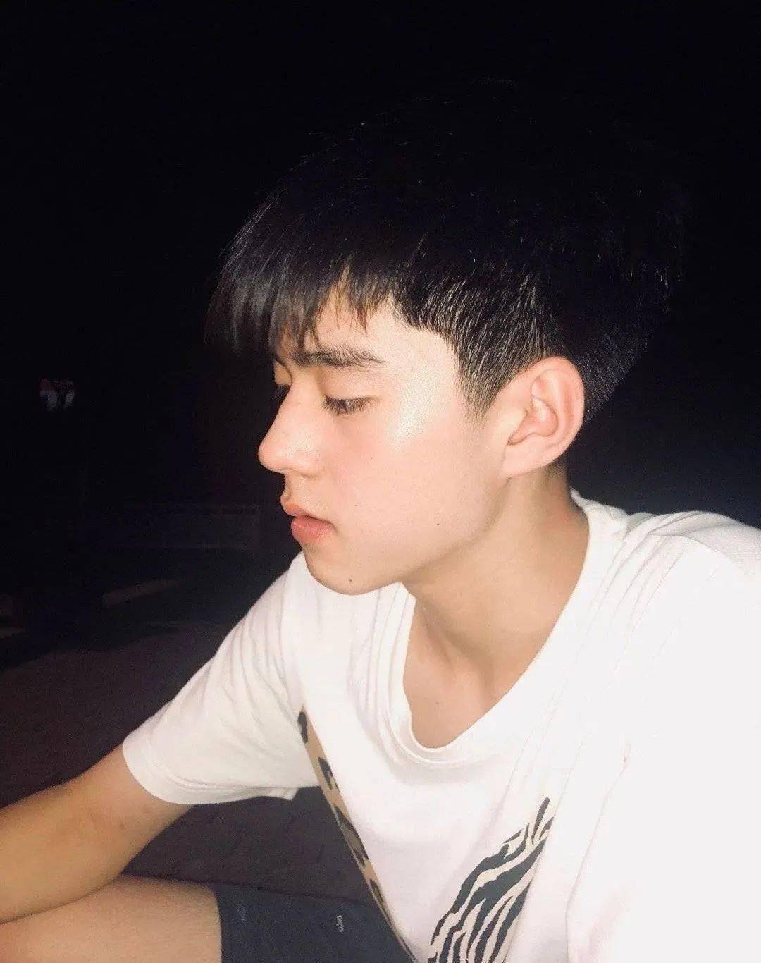 网友们冒死偷拍的素人帅哥究竟有多帅?_我们学校