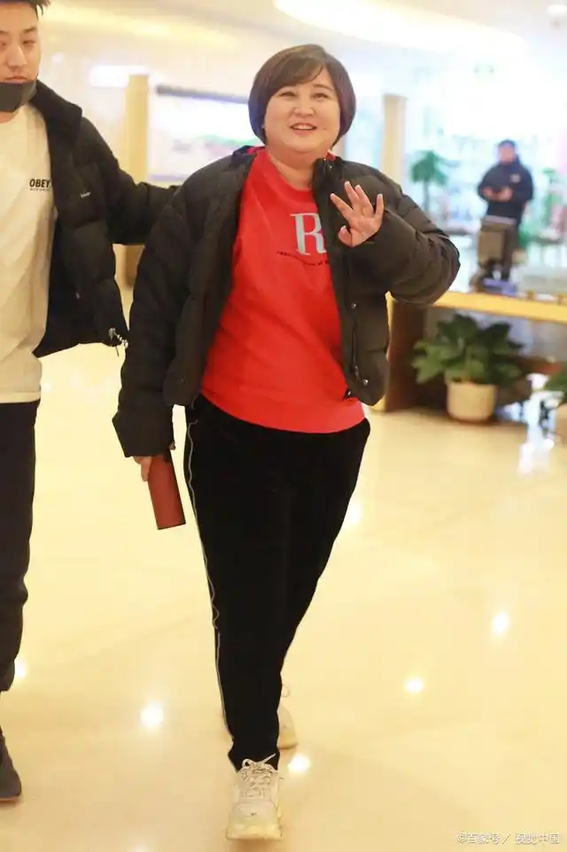 从喜剧天才到健身达人贾玲为热辣滚烫挑战减肥100斤