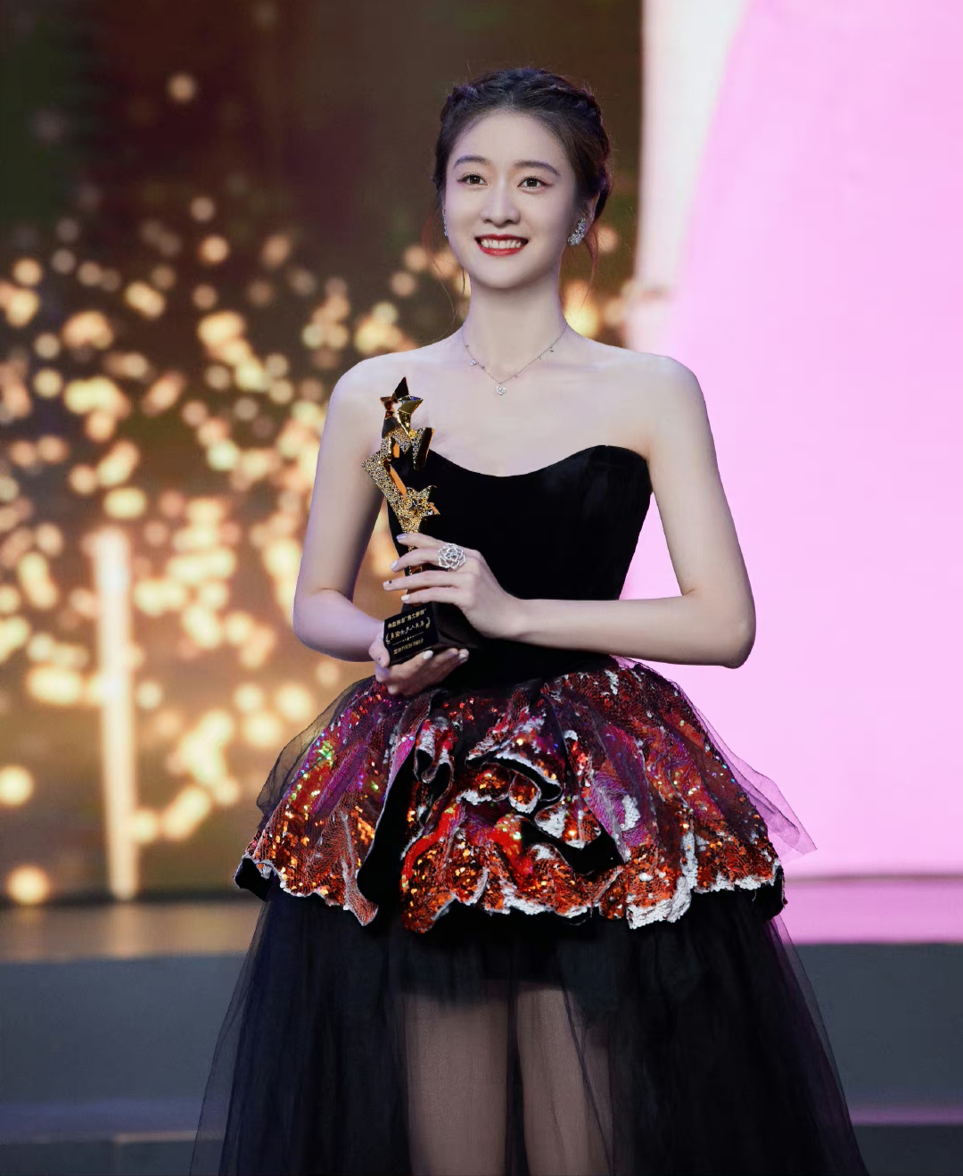 张雪迎# 肤白貌美的容颜,清纯妩媚,白皙细嫩的肩颈线,丰满傲人的事