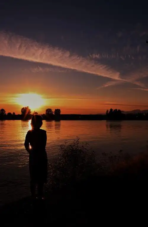 海边夕阳下的女人们