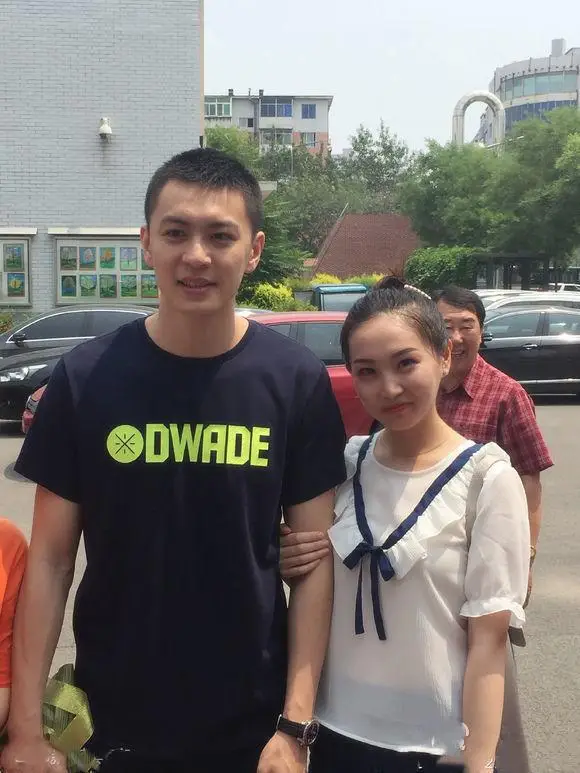 杨鸣婚变风波:妻子16字声讨引发舆论关注_人物_婚姻_事件