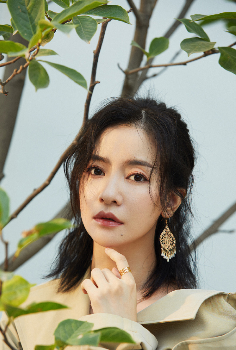 美女艺人李晟优雅知性时尚写真