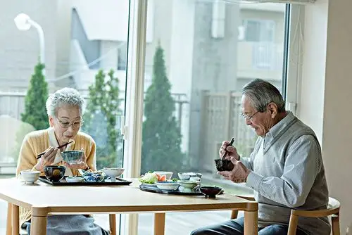 老年人吃饭图片