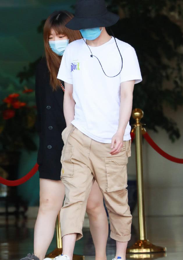 华晨宇的腿比女人还细?看他与助理同行的腿型对比,谁顶得住