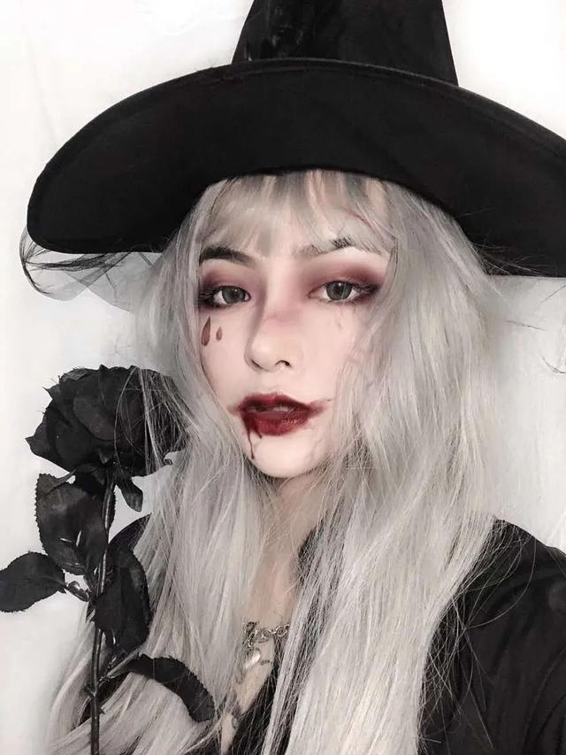 女巫cos的标志性是尖尖的大帽子,至于妆容方面,一千个人有一千个哈姆