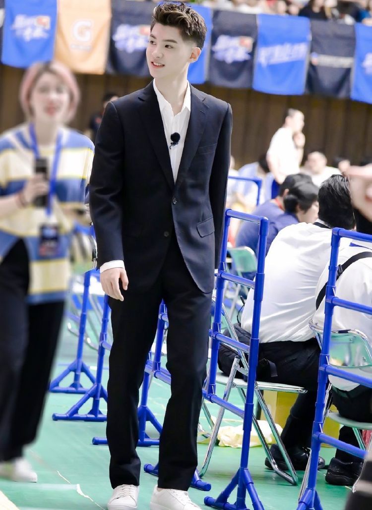 原创justin黄明昊又换新发型黑色西装演绎少年派17岁大男孩笑容甜