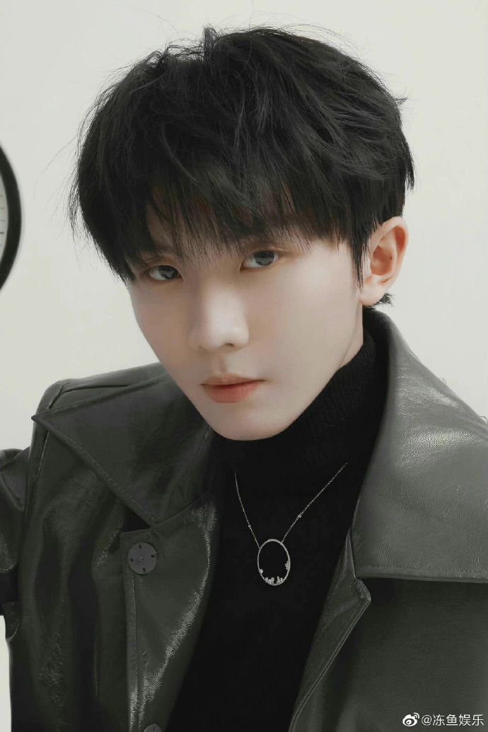 马嘉祺长款黑色皮衣造型