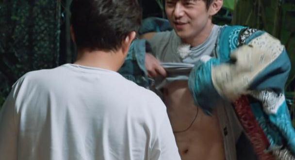 黄磊就说你现在的身材也很不错啊,然后何炅就炫耀起自己的8块腹肌来了