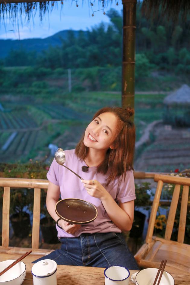 鬼鬼吴映洁亮相综艺素颜打歌大展招牌活力